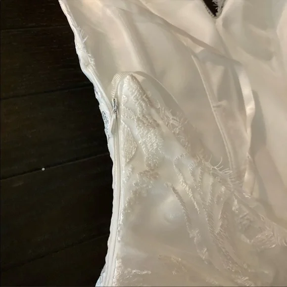 NWOT Wedding Dress. So beautiful Never worn. Size 8. - Picture 3 of 7
